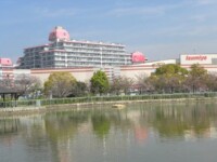 3 市場池公園(池の奥にイズミヤとルネ千里丘)